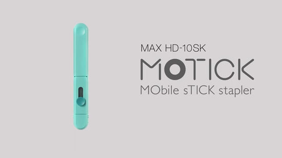 Video demostrativo de la grapadora japonesa Max Motick tipo stick. Muestra cómo se sostiene fácilmente como un bolígrafo y cómo grapa hojas de papel de forma suave y precisa.